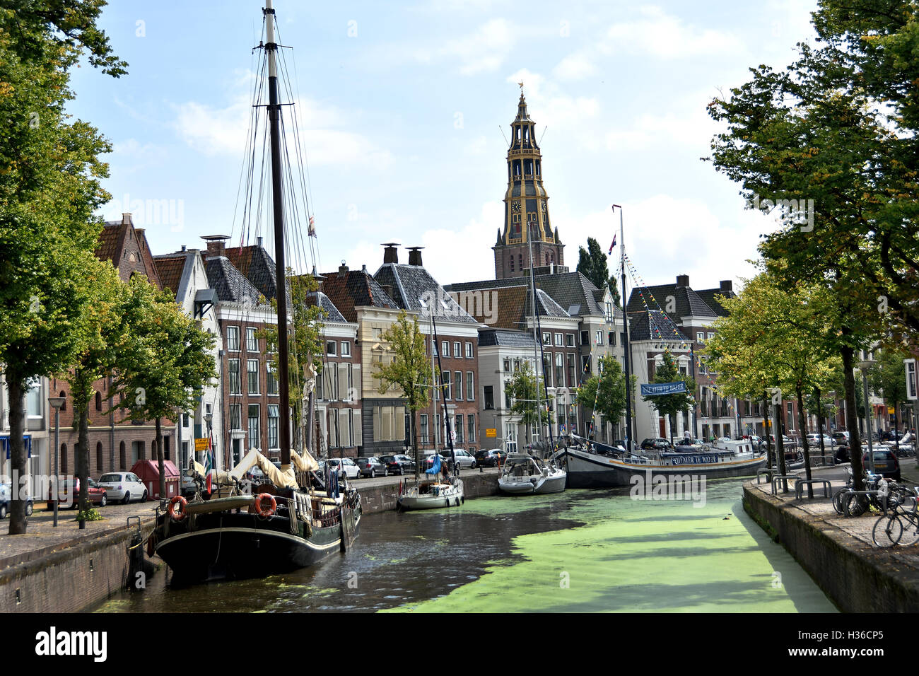 - Un canal de Hooge der Gracht Pays-bas Groningen Historique Monument Histoire Architecture Ville Ville Pays-bas Hollande Banque D'Images
