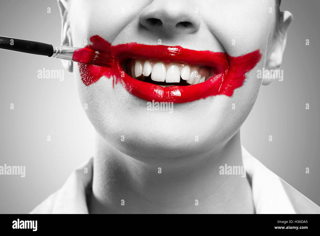 Image conceptuelle avec la bouche rouge vif Banque D'Images