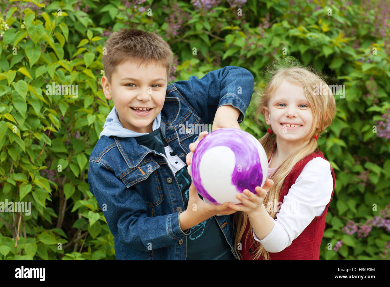 Garçon et fille avec une balle Banque D'Images