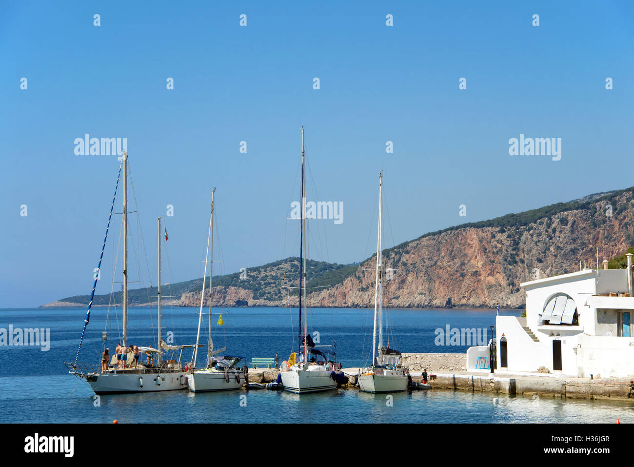 Yachts amarrés Grèce Îles Ioniennes Kefalonia Assos Banque D'Images