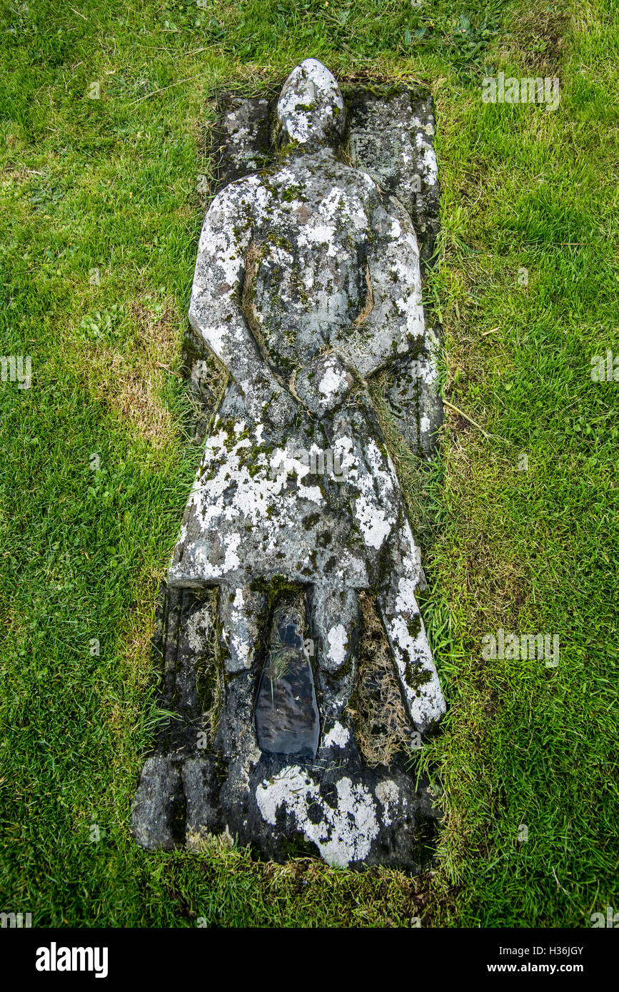 Tombe de Pierre dalle d'Angus Martin sur le cimetière de Kilmuir, île de Skye, en Écosse, les Highlands écossais Banque D'Images