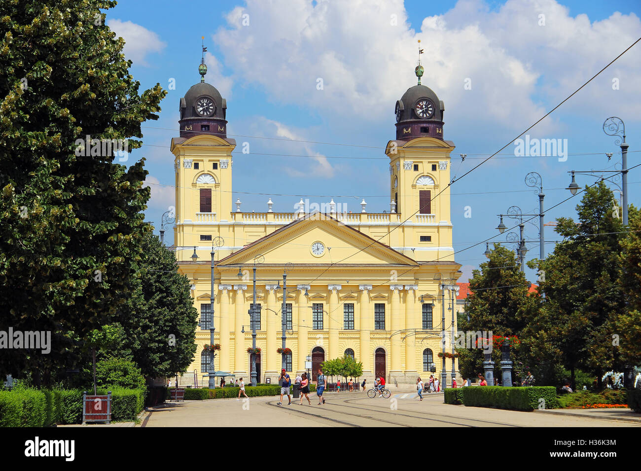 DEBRECEN, HONGRIE - 1 juillet 2016 : Kossuth ter, la place centrale de Debrecen, avec grande Eglise Réformée (Nagytemplom) Banque D'Images