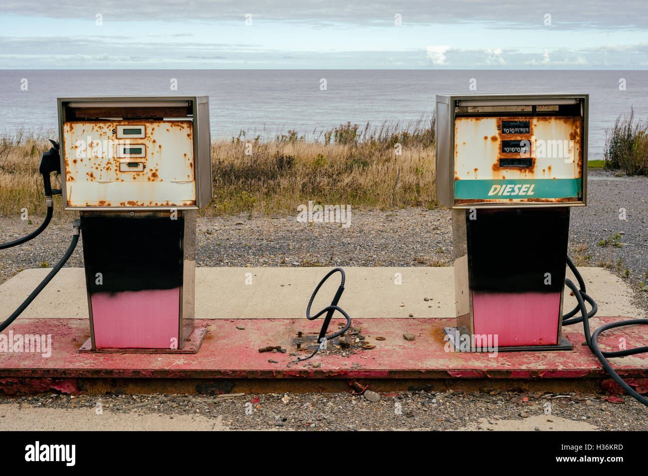 Sale vieux stations essence, symbolisant la fin de l'énergie fossile Banque D'Images