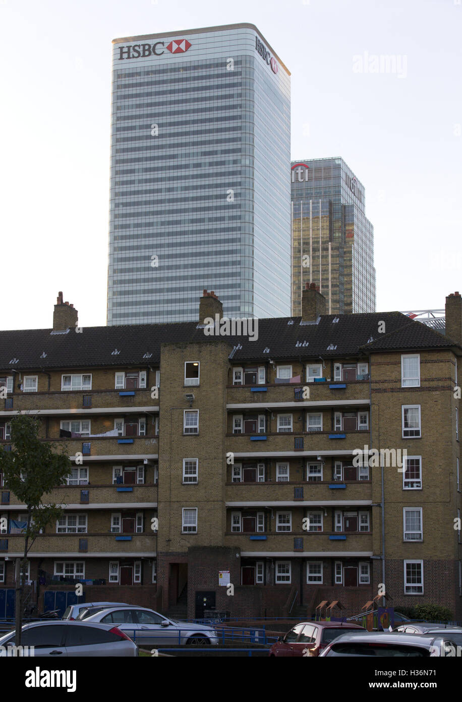 Un tour des hameaux estate est représenté avec la HSBC tour de Canary Wharf à Londres à l'arrière-plan. Nov 16. Banque D'Images