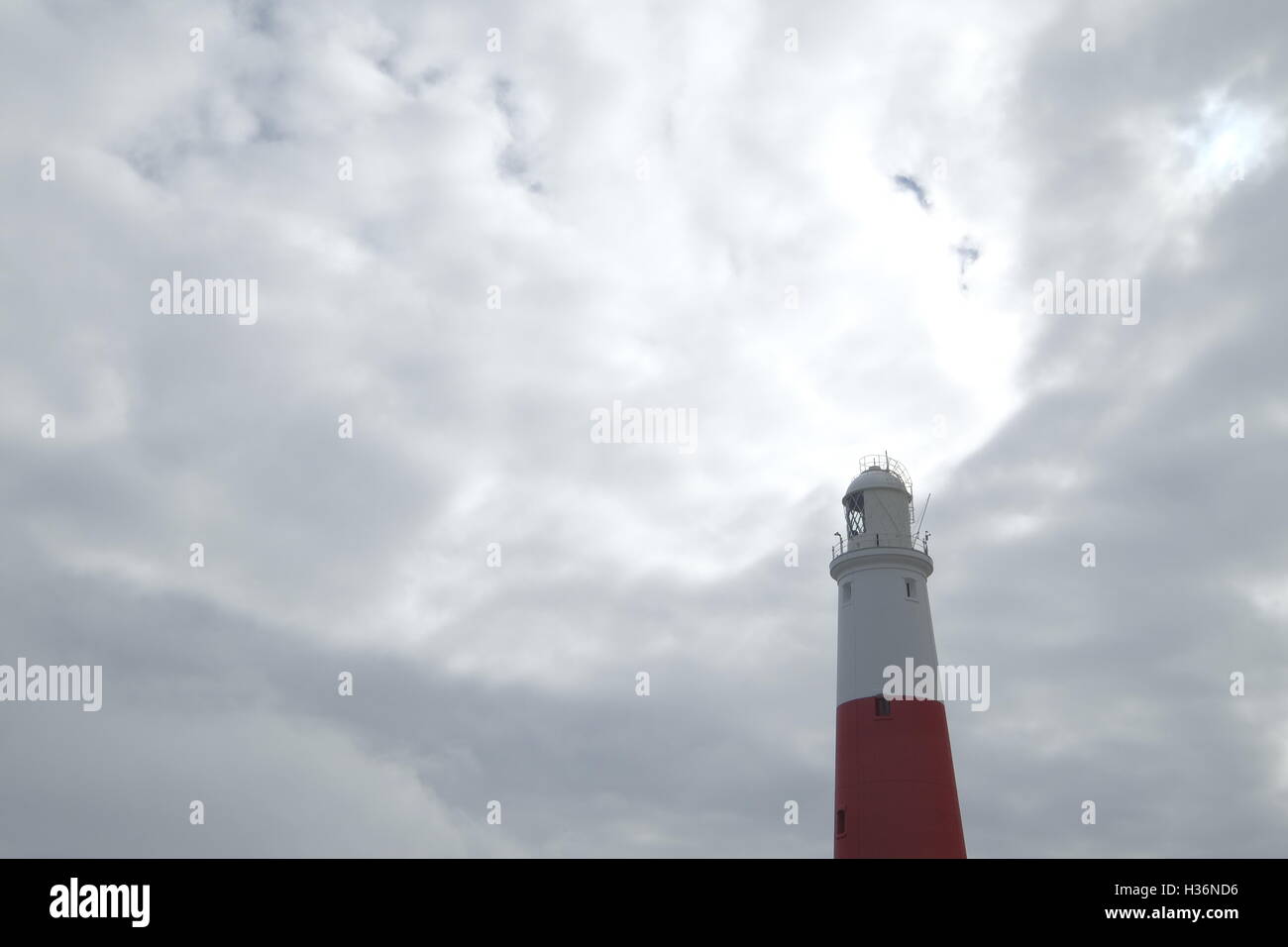 Le rouge et blanc phare de Portland Bill contre un ciel nuageux Banque D'Images