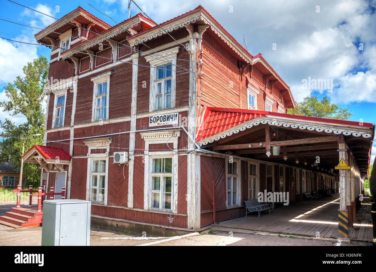 Ancienne gare ferroviaire provincial en bois avec la plate-forme en été journée ensoleillée. Région de Novgorod, Russie Banque D'Images