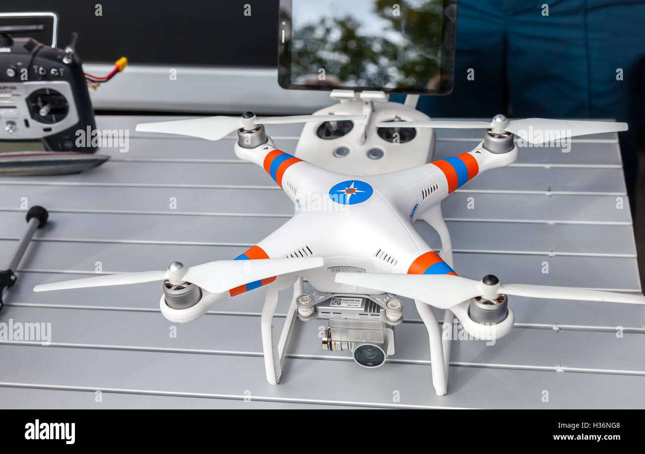 Quadcopter DJI Phantom 3 de l'EMERCOM de Russie. Flying gadget pour les vidéos de surveillance et photo Banque D'Images