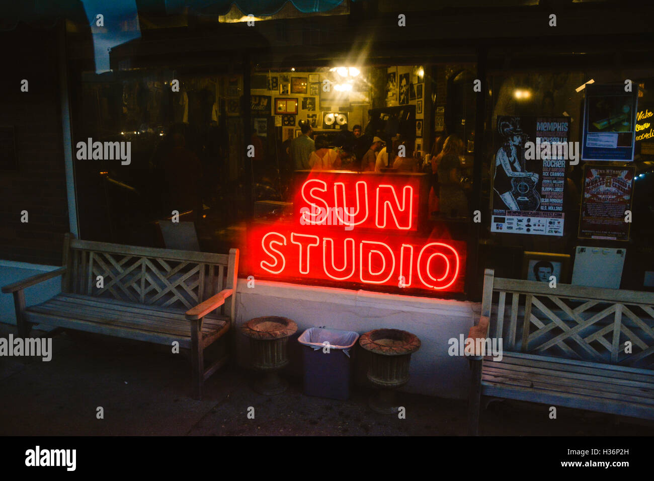 La vitrine extérieure de Sun Studio avec feux de signalisation néon rouge au soir à Memphis, TN Banque D'Images