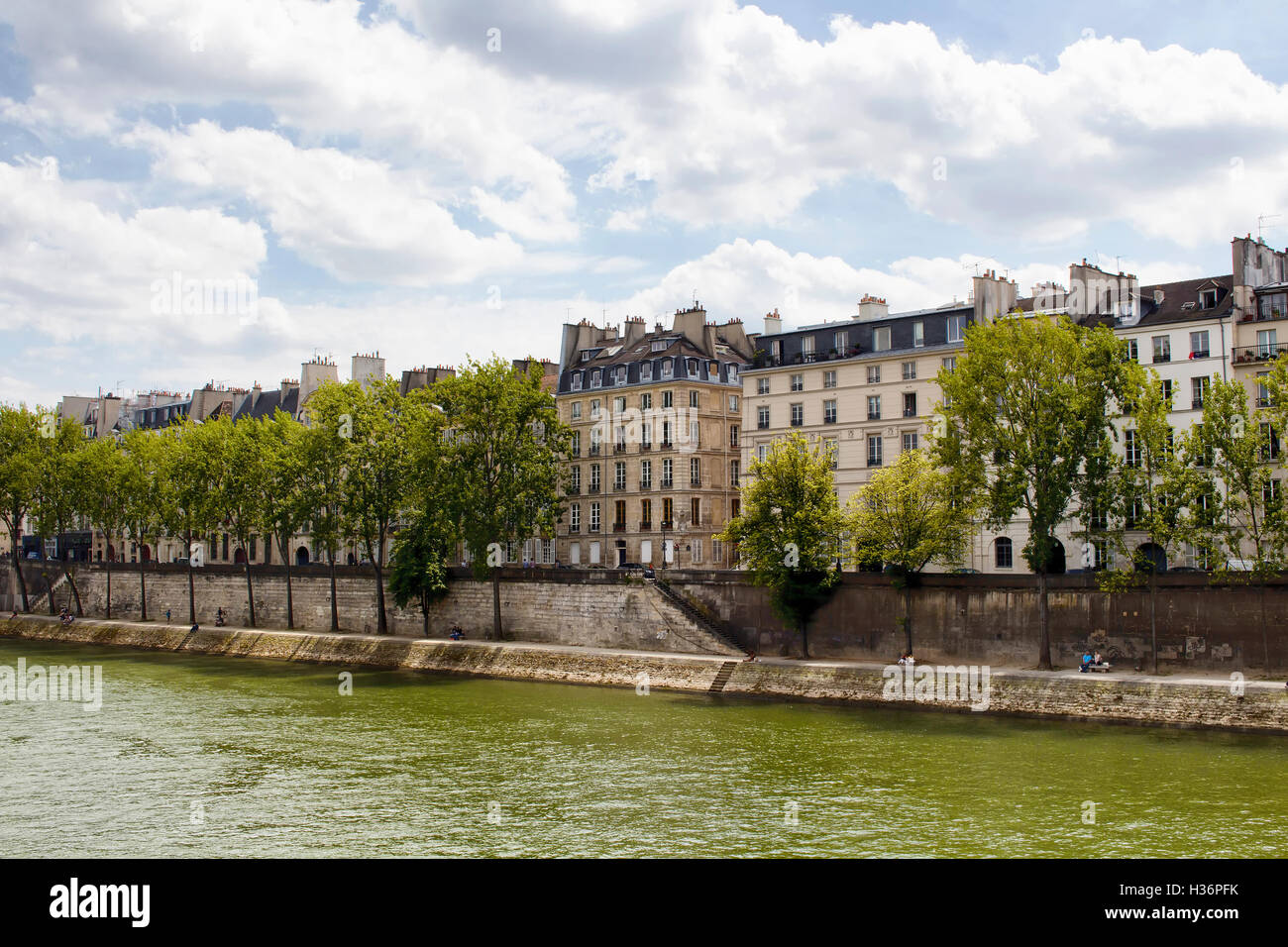 Voir des bâtiments de style architectural français montrant en Seine à Paris Banque D'Images