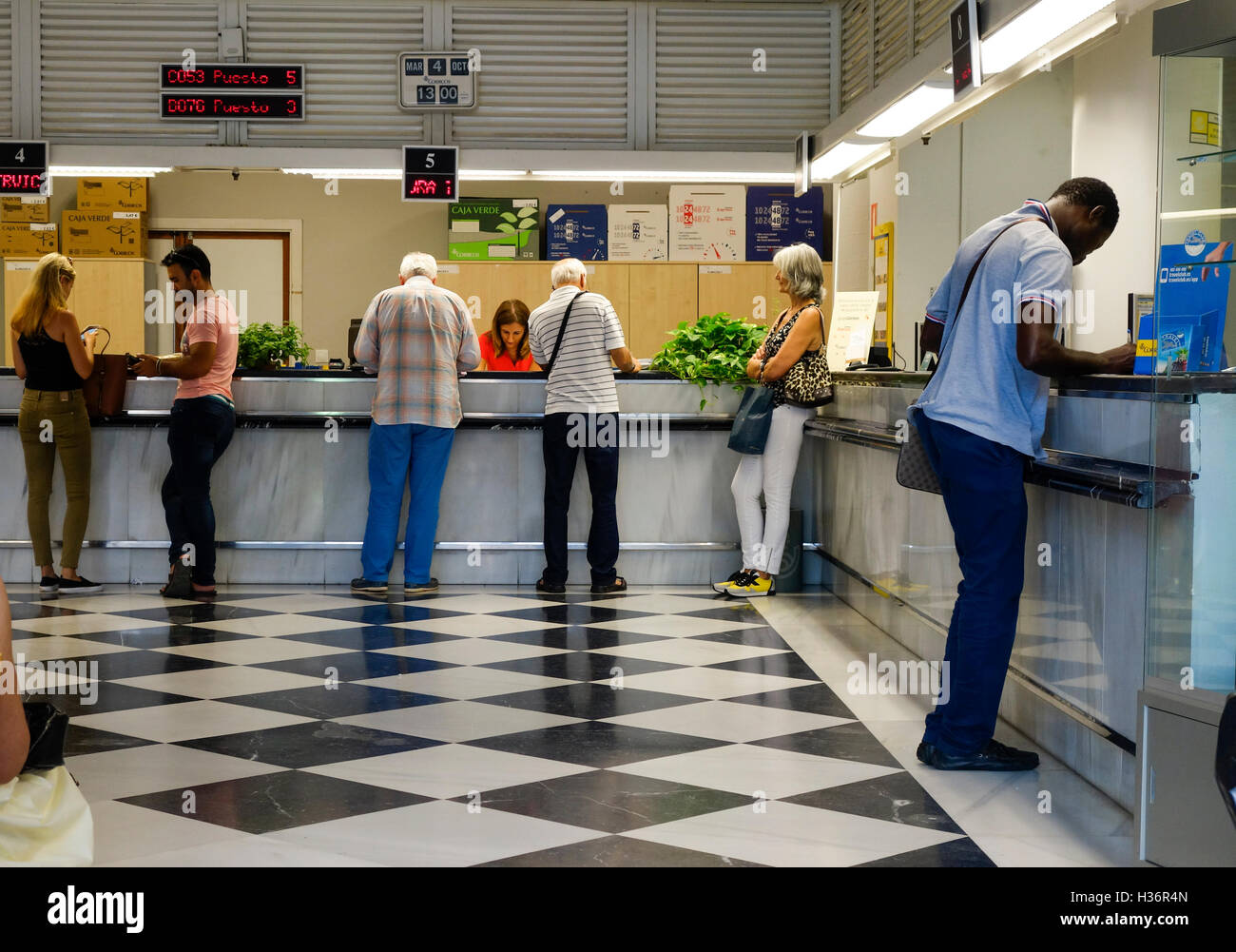 Les clients au guichet de la poste Bureau de poste, de l'intérieur, de l'Espagne Banque D'Images