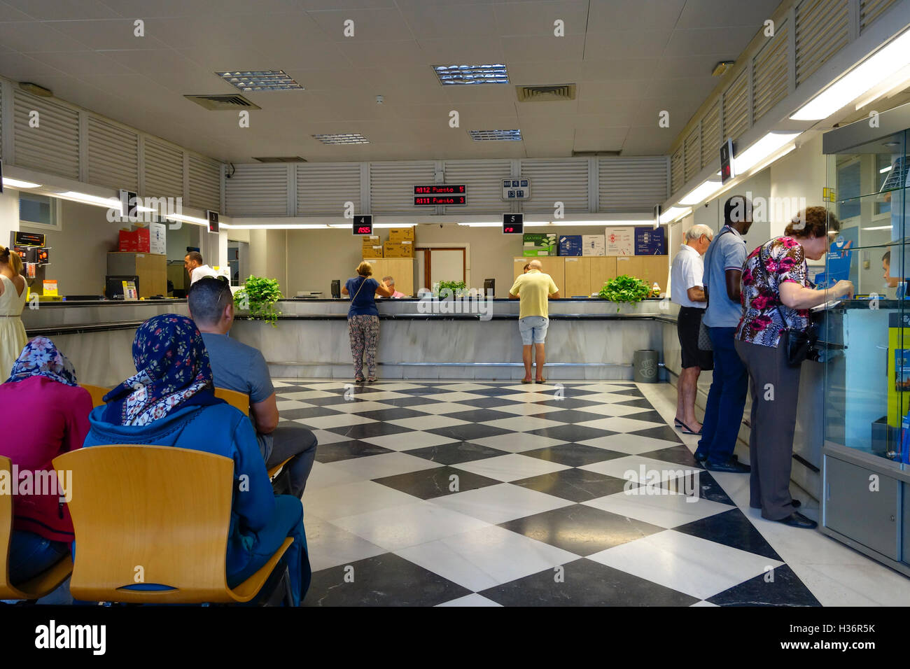 Les clients au guichet de la poste Bureau de poste, de l'intérieur, de l'Espagne Banque D'Images