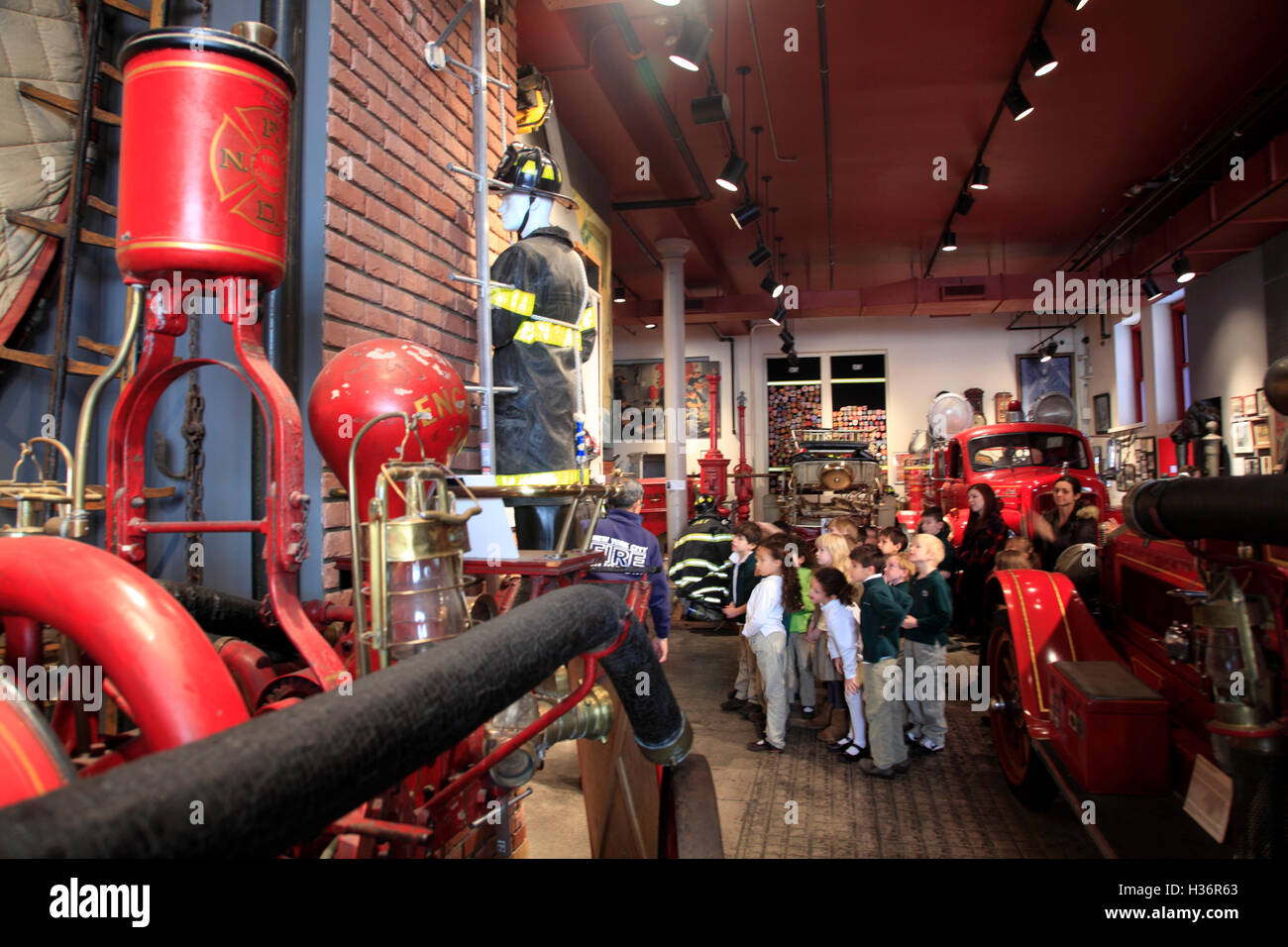 Les enfants de l'école en visite à New York City Fire Museum. La ville de New York. New York. USA Banque D'Images