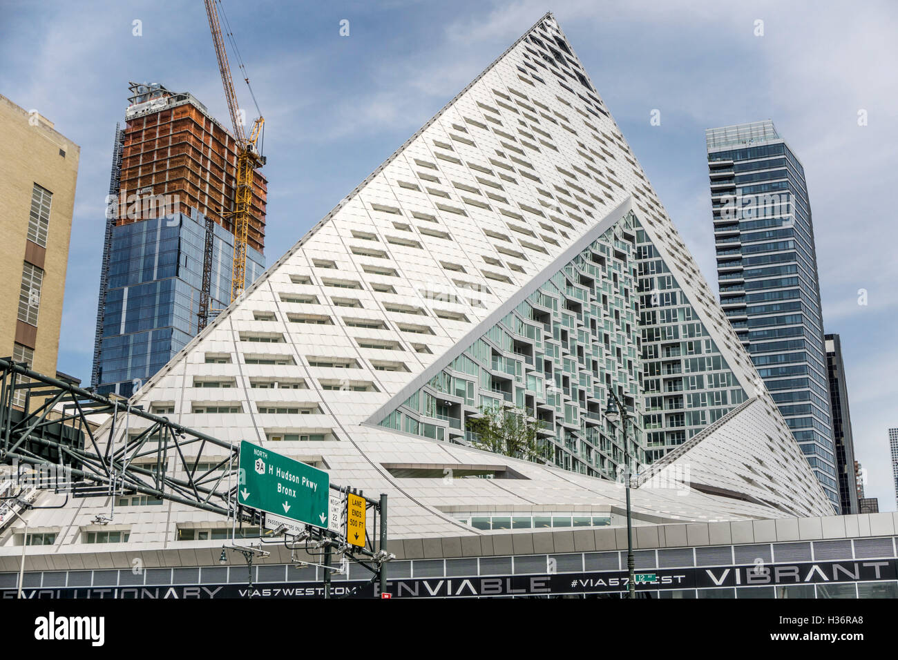 Frappant de forme pyramidale de l'appartement de location de luxe Via une tour 57 à l'Ouest domine Hudson River Waterfront skyline & highway Banque D'Images