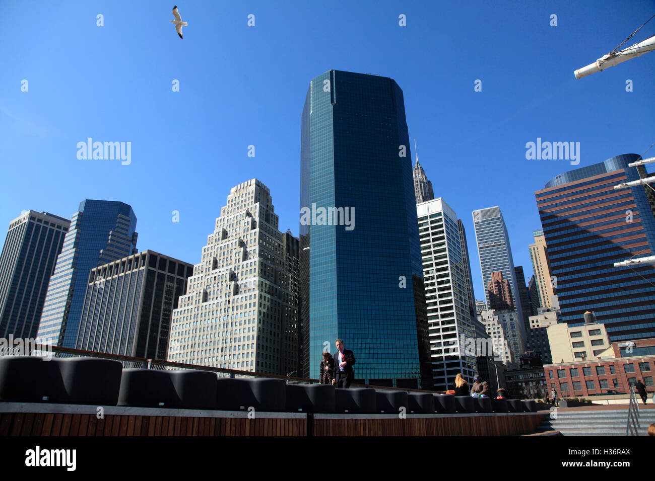 Vue sur les tours de bureaux en hauteur du quartier financier depuis South Street Seaport. New York. New York. ÉTATS-UNIS Banque D'Images
