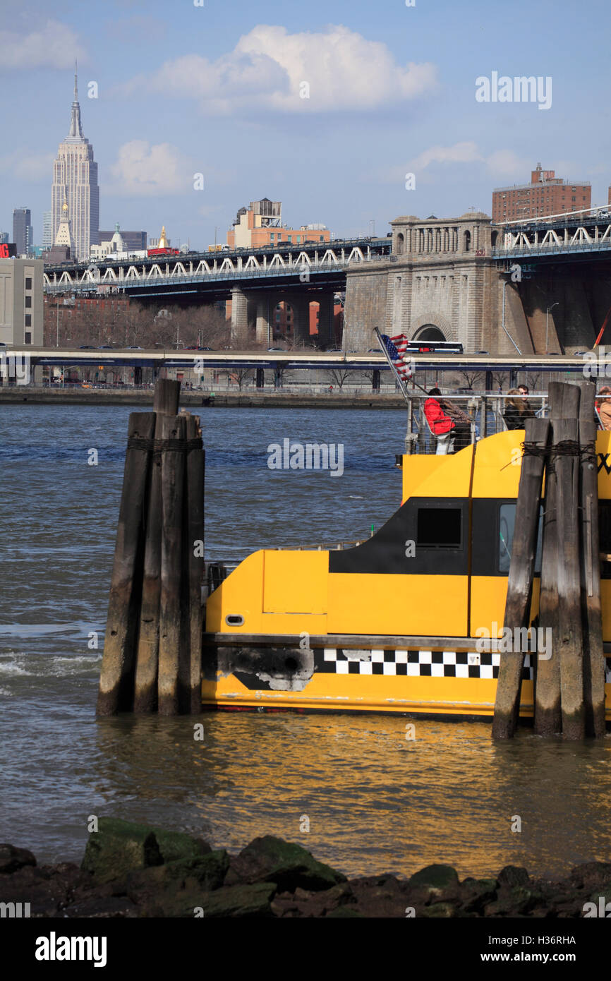 Un New York Water Taxi à Fulton Ferry Landing avec Manhattan Bridge & Empire State Building en arrière-plan.New York City.USA Banque D'Images