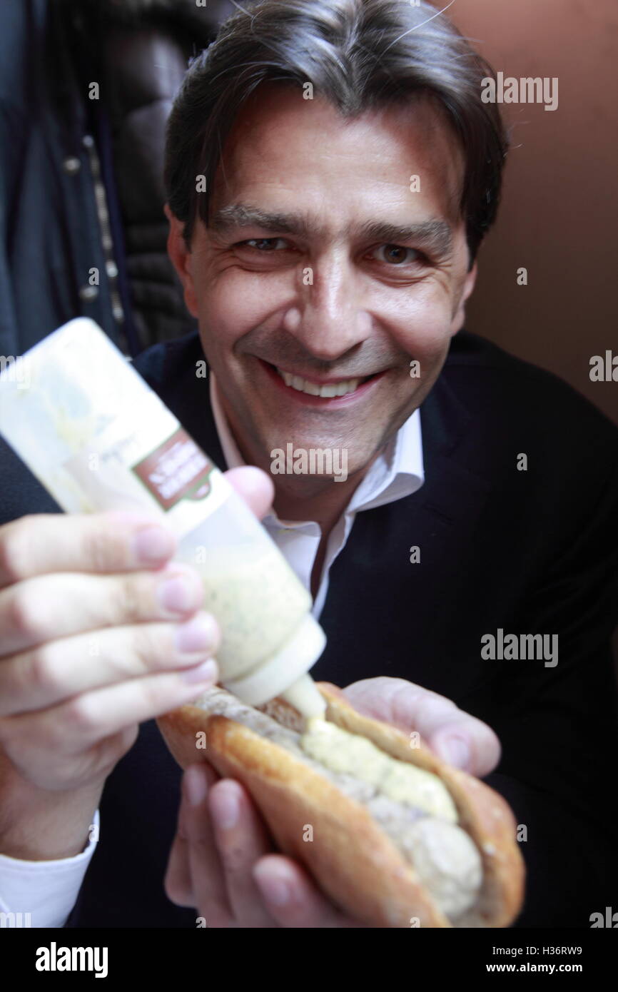 Le chef Yannick Alleno withhis veau chaud hot-dog parisien.paris.France Banque D'Images