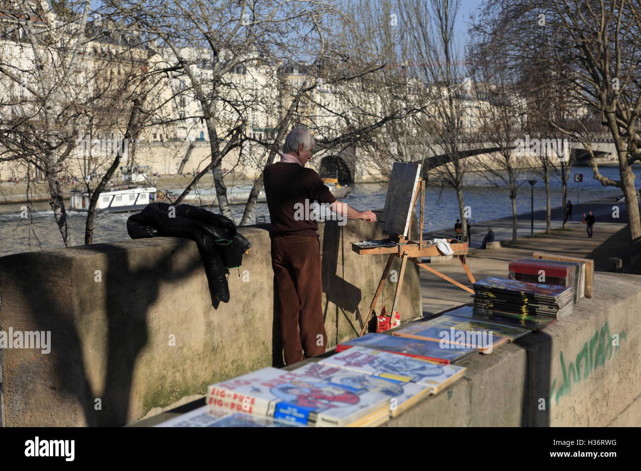 Un artiste travaillant sur sa peinture sur la rive gauche de la Seine. Paris. France Banque D'Images