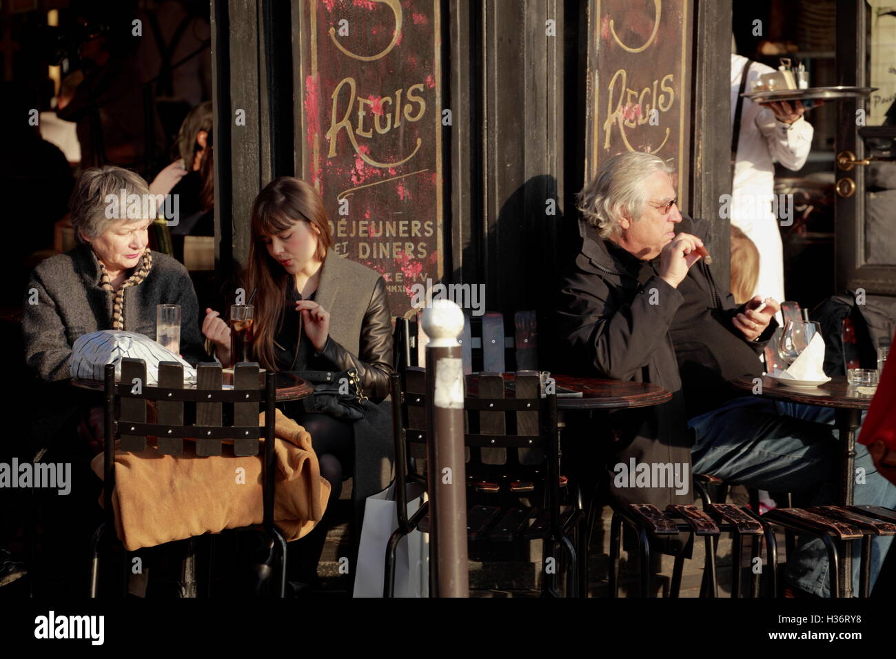 Les clients d'un café avec terrasse, sur l'Ile de Saint-Louis (Saint-Louis).Paris. France Banque D'Images