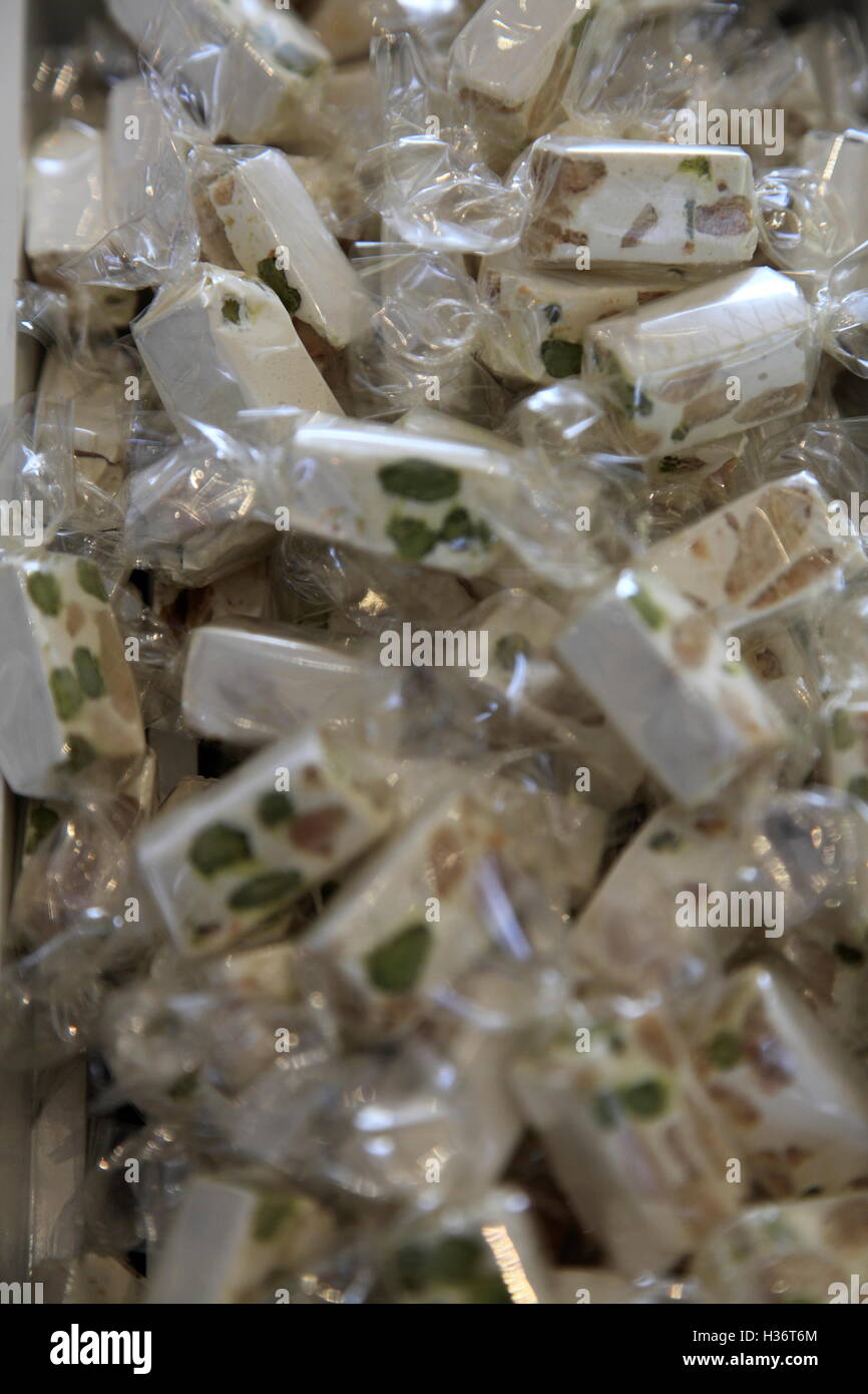 Nougats à vendre à La Chocolaterie de Jacques Genin le shop chocolet de Jacques Genin au quartier du Marais. Paris. France Banque D'Images