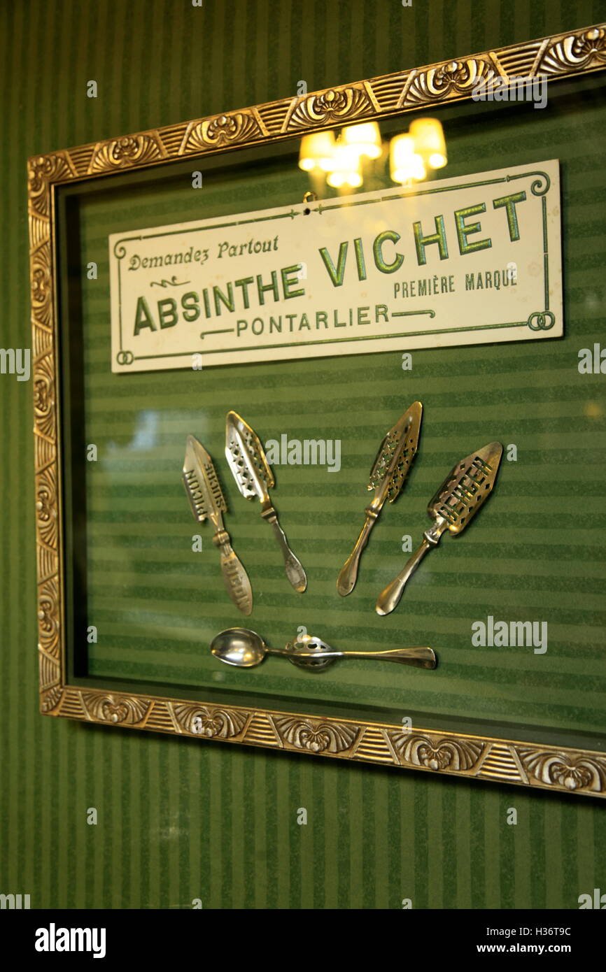 Cuillères à absinthe mur décoré de l'absinthe bar dans l'Hôtel Royal Formentin à Montmartre. Paris. France Banque D'Images