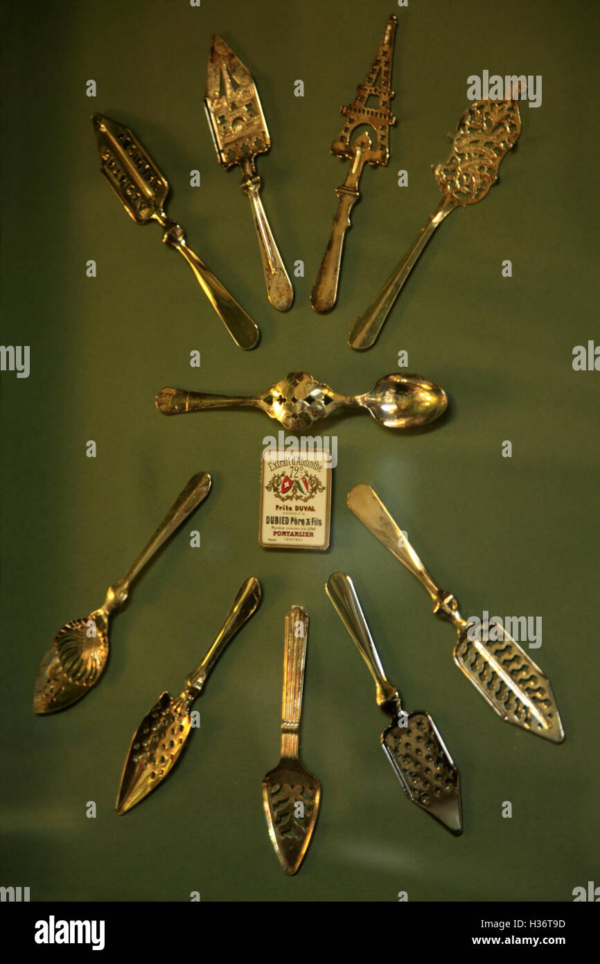 Cuillères à absinthe mur décoré de l'absinthe bar dans l'Hôtel Royal Formentin à Montmartre. Paris. France Banque D'Images