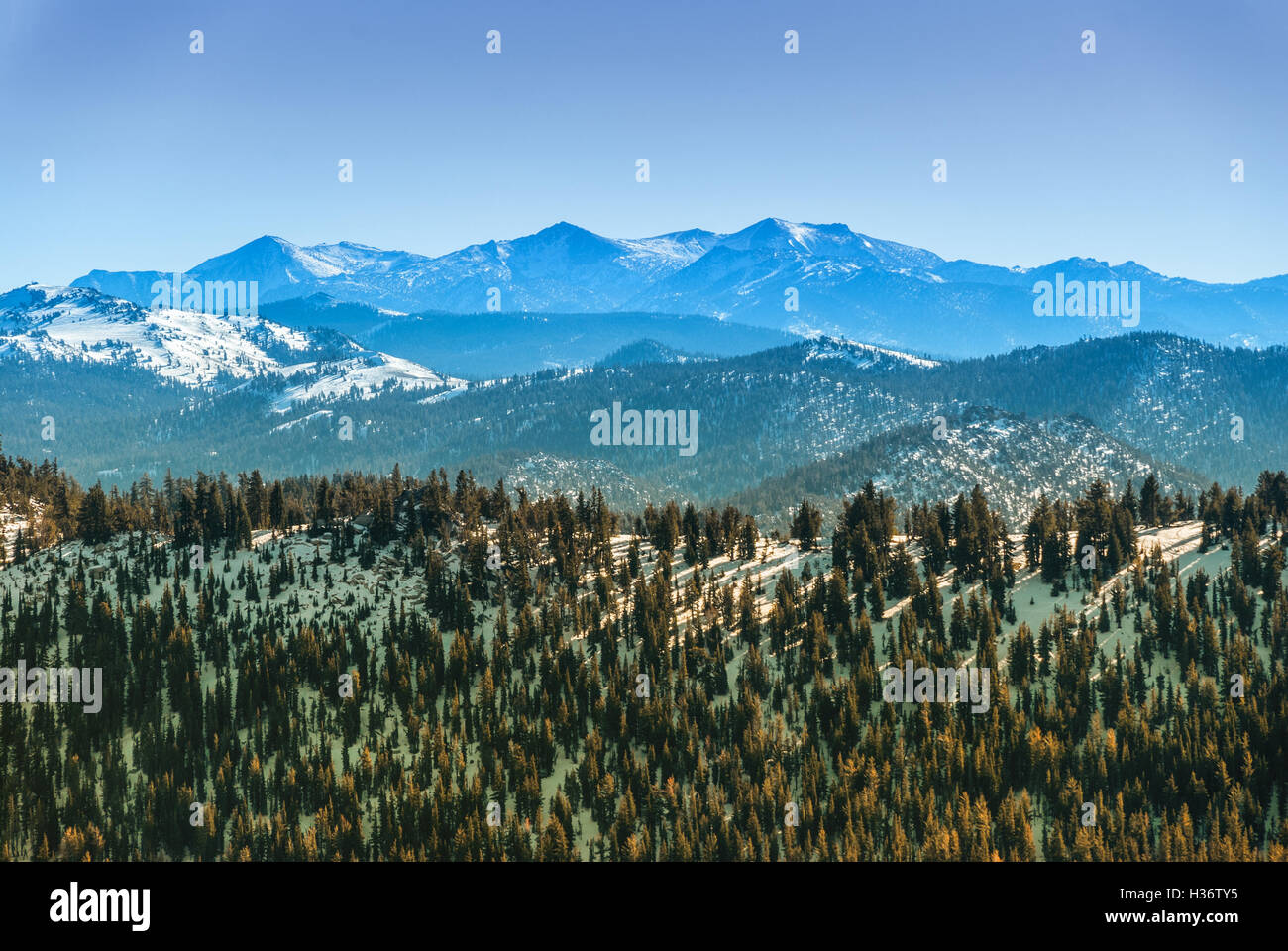 Sierra Nevada en hiver vue depuis le côté nord du lac Tahoe. Banque D'Images