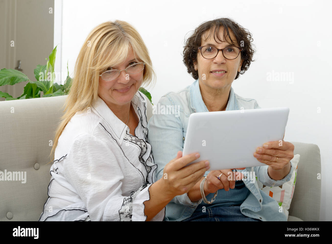 Deux femmes matures avec tablette ordinateur ferra Banque D'Images