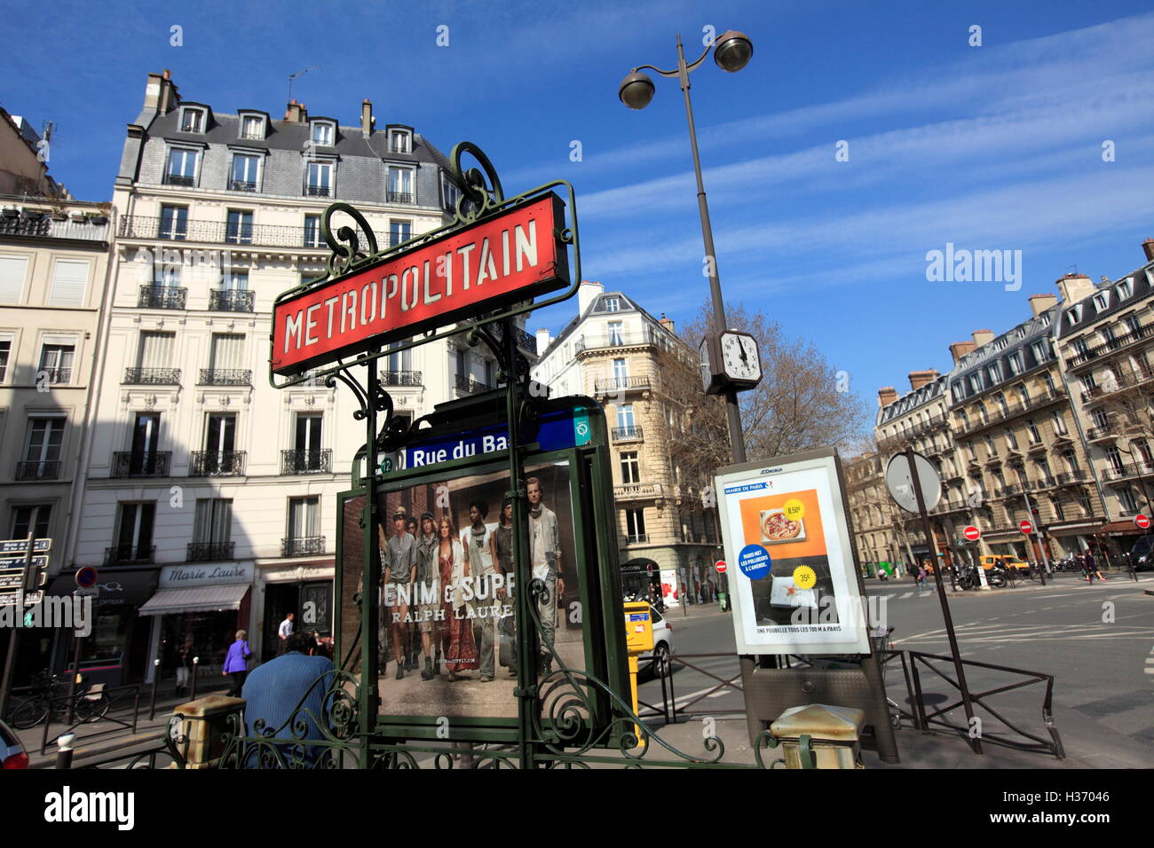 Art nouveau signe un métro sur l'entrée de métro Rue du Bac.paris.France Banque D'Images