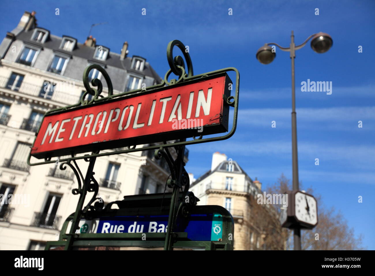 Art nouveau signe un métro sur l'entrée de métro Rue du Bac.paris.France Banque D'Images