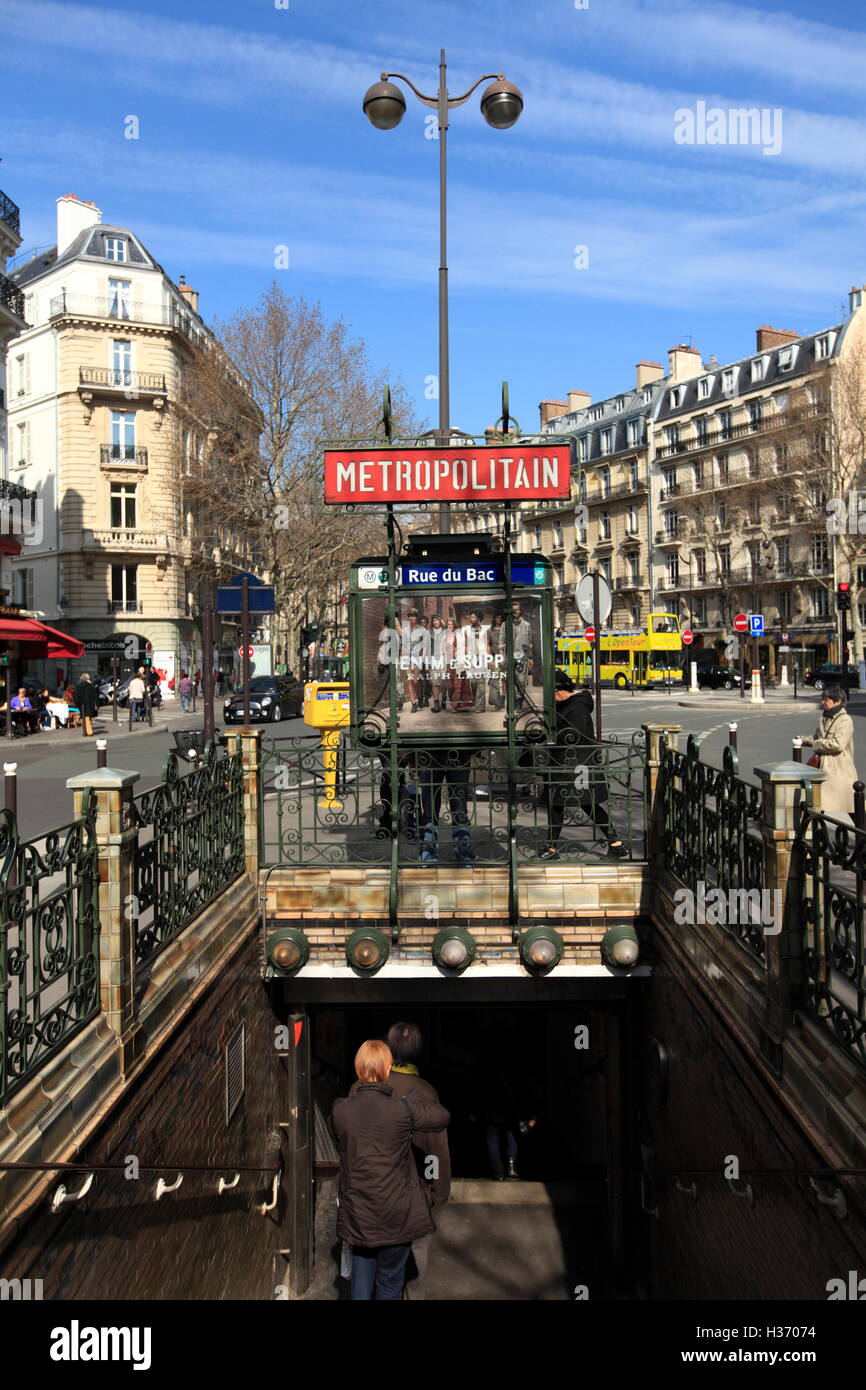 Art nouveau signe un métro sur l'entrée de métro Rue du Bac.paris.France Banque D'Images