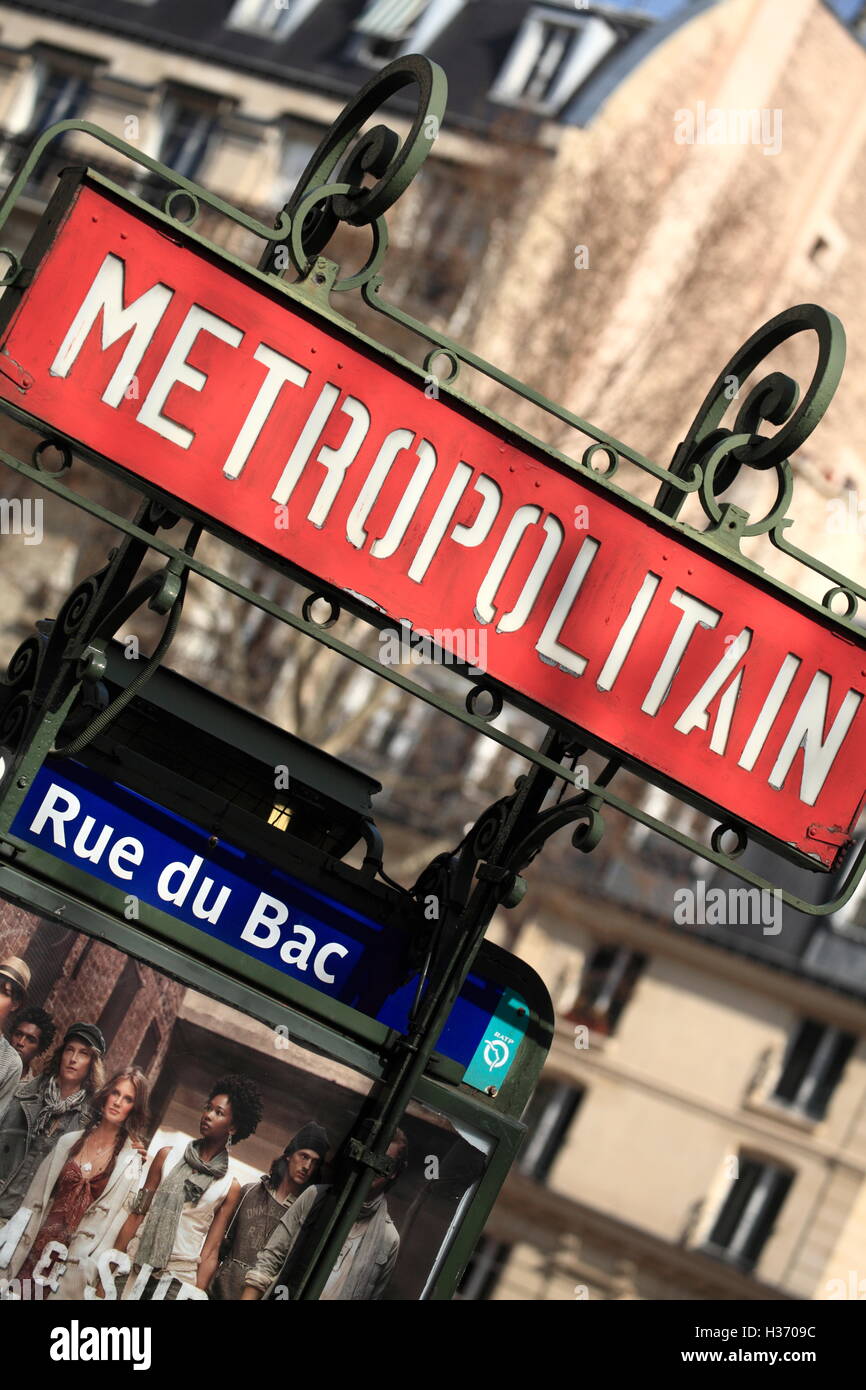 Art nouveau signe un métro sur l'entrée de métro Rue du Bac.paris.France Banque D'Images