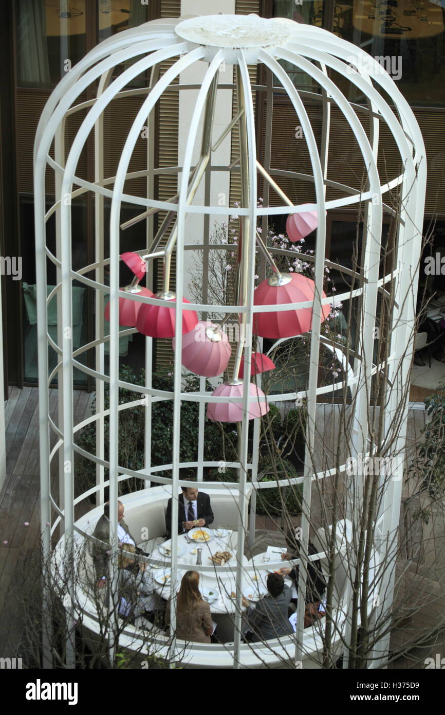 Un plan sur la cage de table restaurant Camelia dans la cour de l'hotel  Mandarin Oriental Paris.paris.France Photo Stock - Alamy