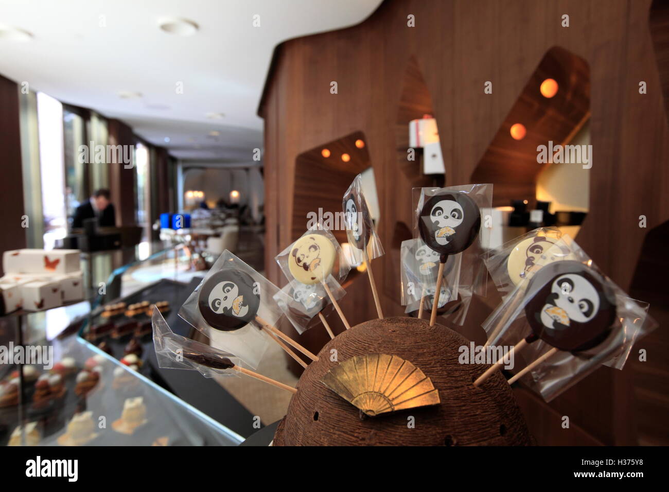 Sucettes de chocolat à vendre à Camelia restaurant de l'hôtel Mandarin Oriental Paris. Paris. France Banque D'Images