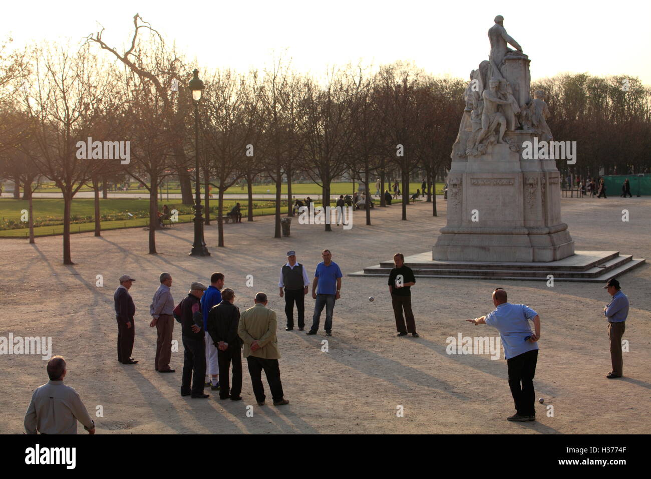 Les joueurs de pétanque dans le Jardin de Toullerie Toullerie (jardin).paris.France Banque D'Images