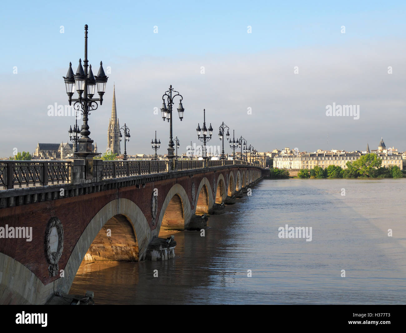 Pont de pierre enjambant la rivière Garonne à Bordeaux Banque D'Images