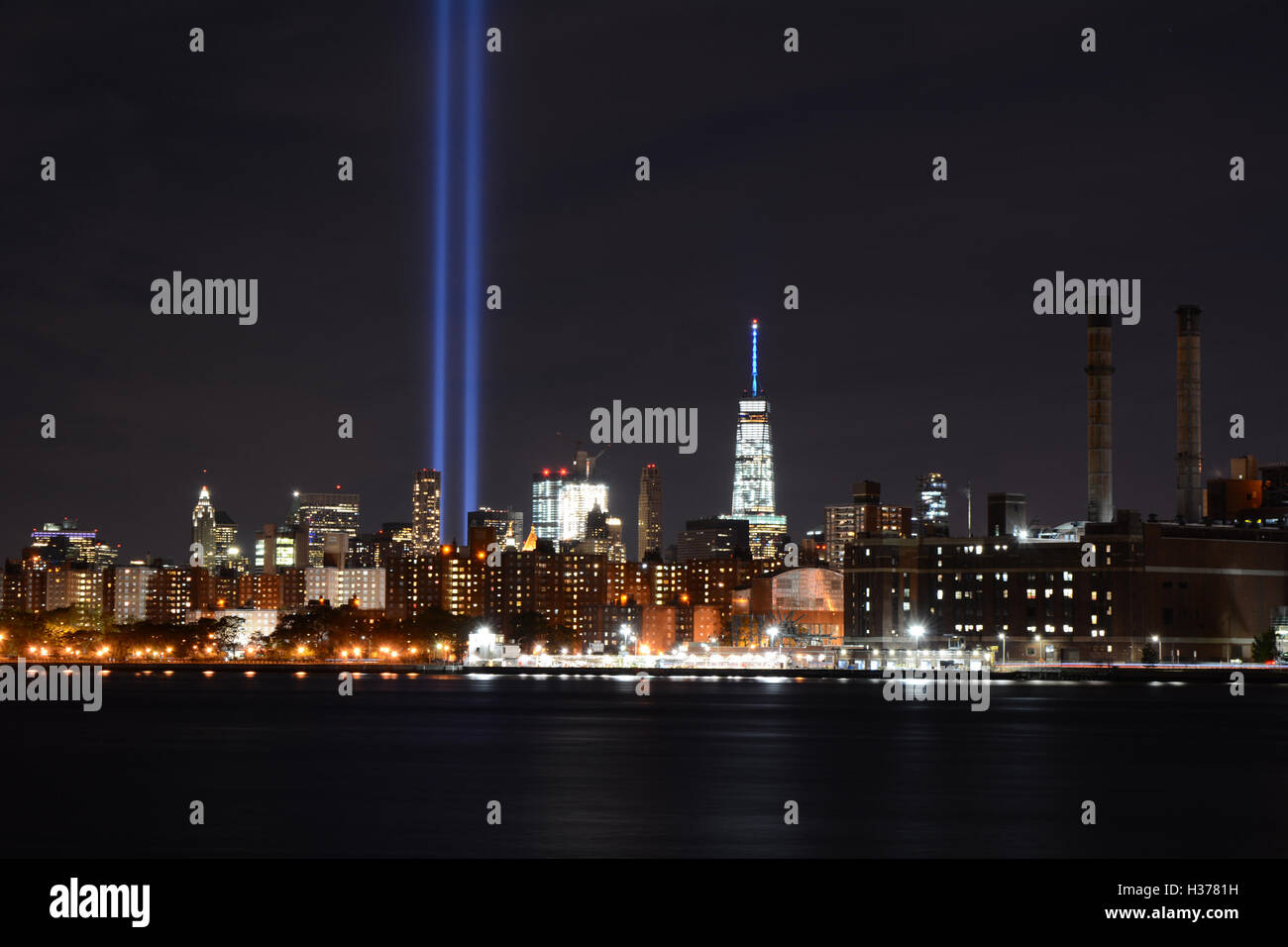Le centre-ville de Manhattan Skyline avec feux Memorial du 11 septembre Banque D'Images