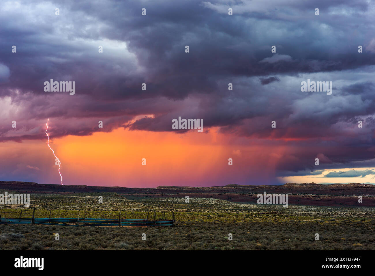 Coucher du soleil orage avec des éclairs sur le Little Colorado River Valley, Arizona Banque D'Images