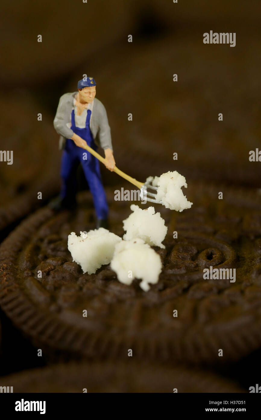 Les gens en plastique de nettoyage d'un cookie en désordre Banque D'Images