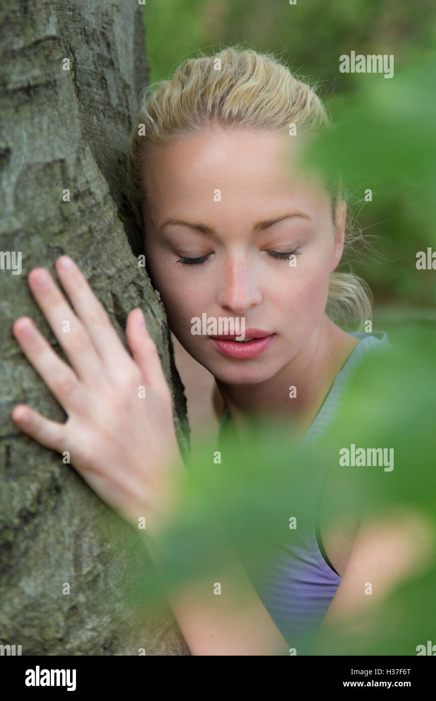 Young woman hugging a tree. Banque D'Images