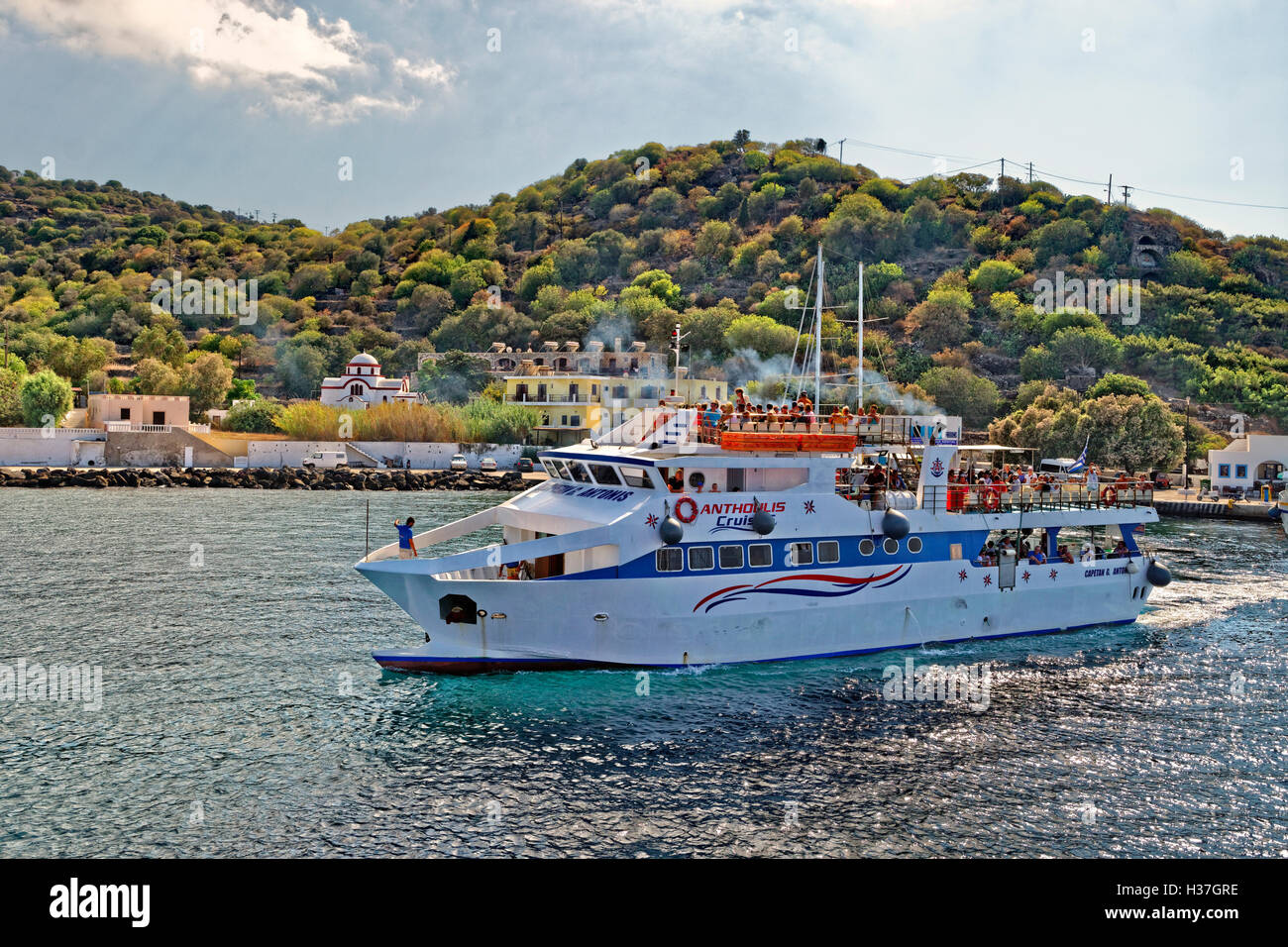 Petit bateau de croisière grec à Nisyros dans les îles du Dodécanèse de Grèce. Banque D'Images