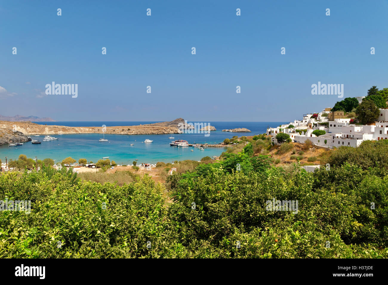 Village de Lindos et plage, sur la côte sud-est de l'île de Rhodes, l'île du Dodécanèse, Grèce Groupe. Banque D'Images