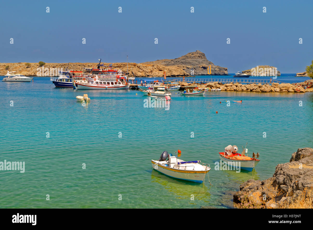 Plage de Lindos sur la côte sud-est de l'île de Rhodes, l'île du Dodécanèse, Grèce Groupe. Banque D'Images