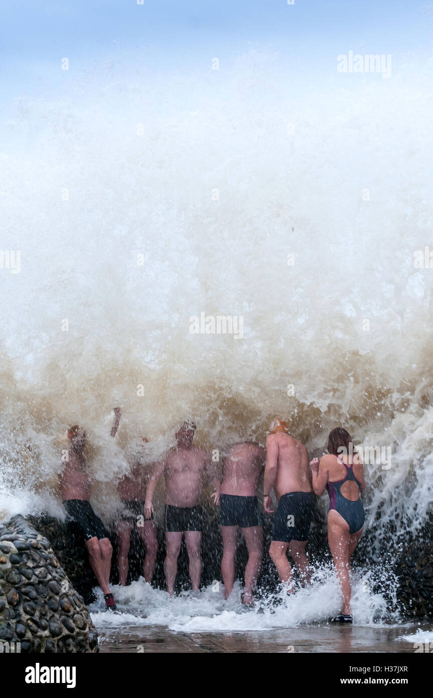Les membres du Club de natation de Brighton profitez d'une douche 'épi' quand la mer est trop dangereuse pour la baignade. Banque D'Images