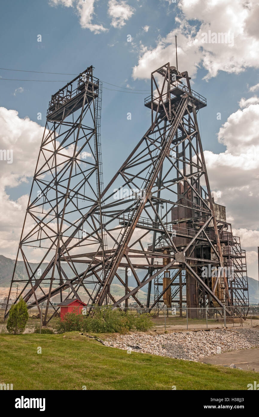 Structures en acier noir appelé headframes, potence, cadres ou cadres gallus marquer les vestiges de mines Banque D'Images
