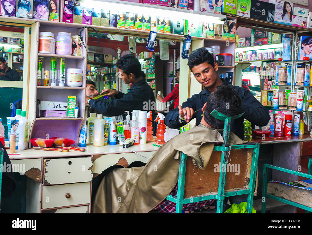 Le coiffeur en Inde Banque D'Images