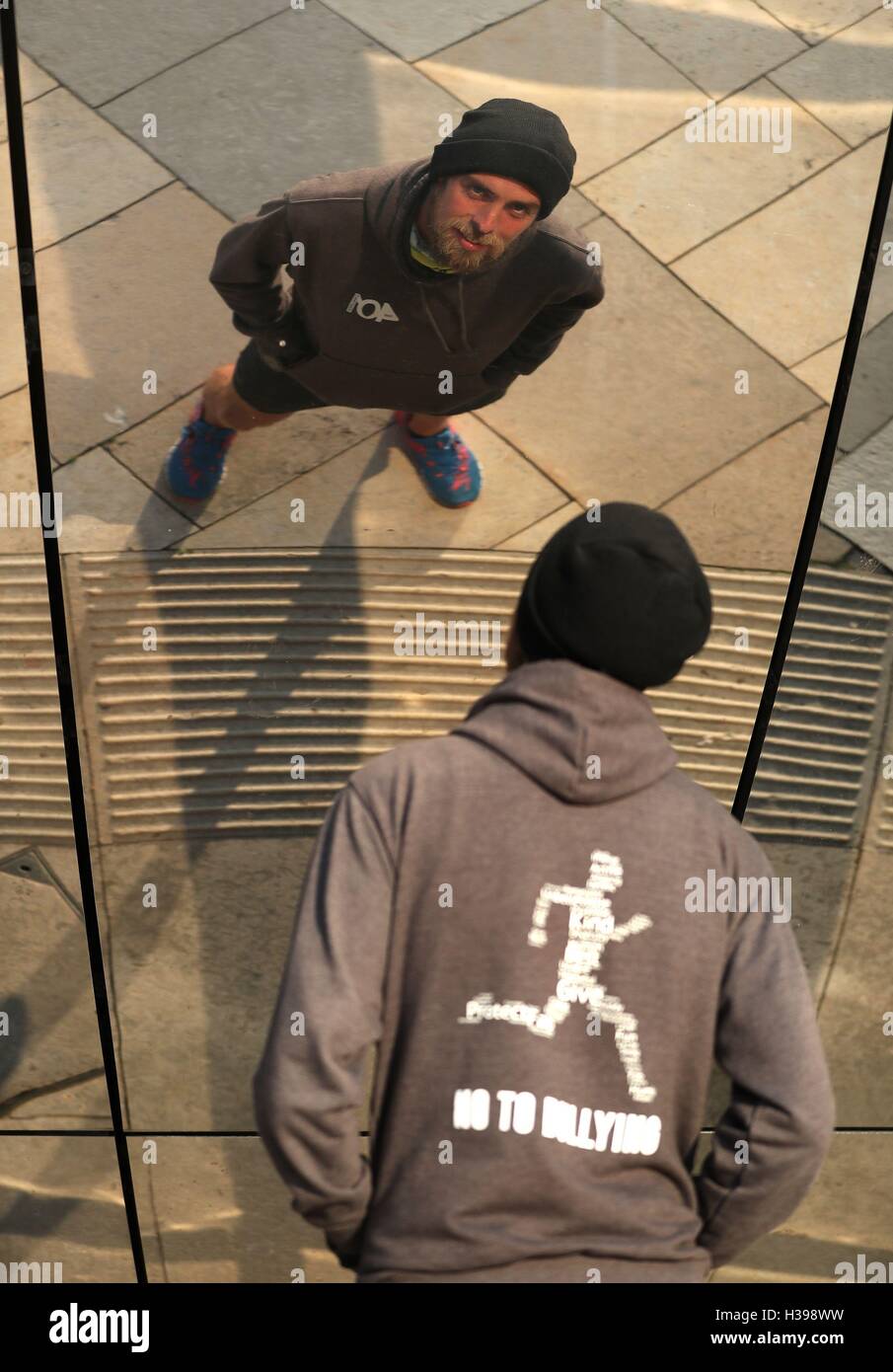 Ben Smith pose pour une photo en place du millénaire à Bristol avant de partir pour son Marathon 401st a couru plus de 401 jours. Banque D'Images