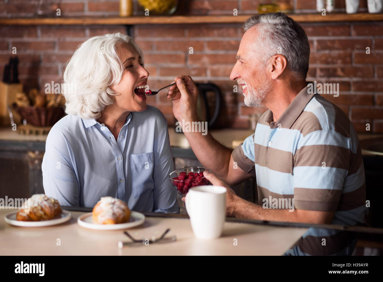 Homme âgé nourrir sa charmante femme Banque D'Images