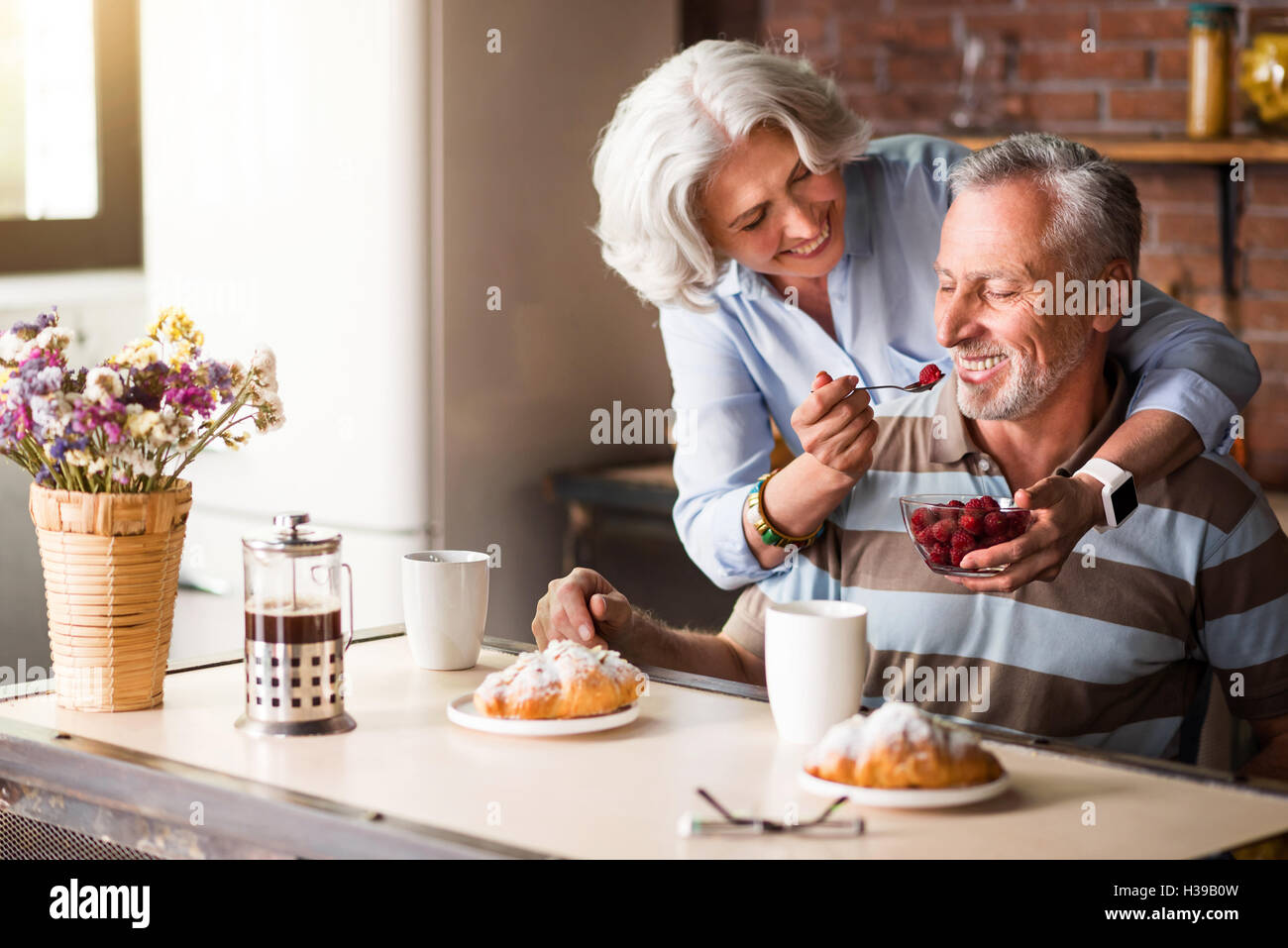 Une femme âgée nourrir son beau mari. Banque D'Images
