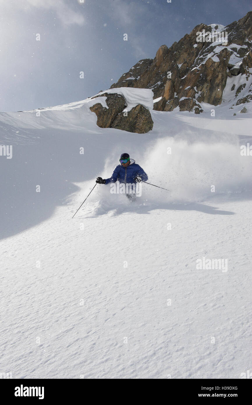 Ski freeride en poudre profonde Banque D'Images