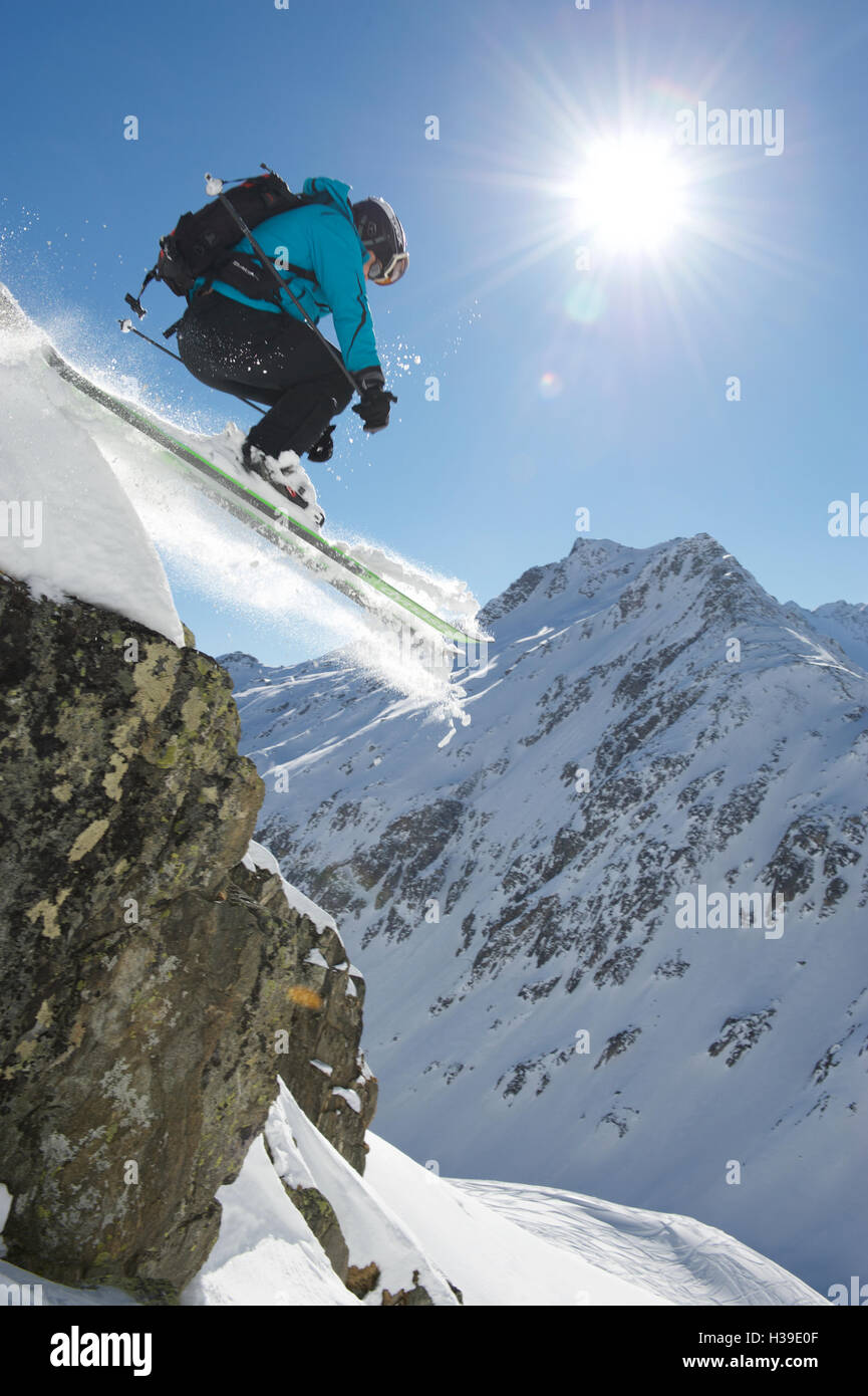 Le skieur saute sur une falaise de Val Strem, Suisse Banque D'Images